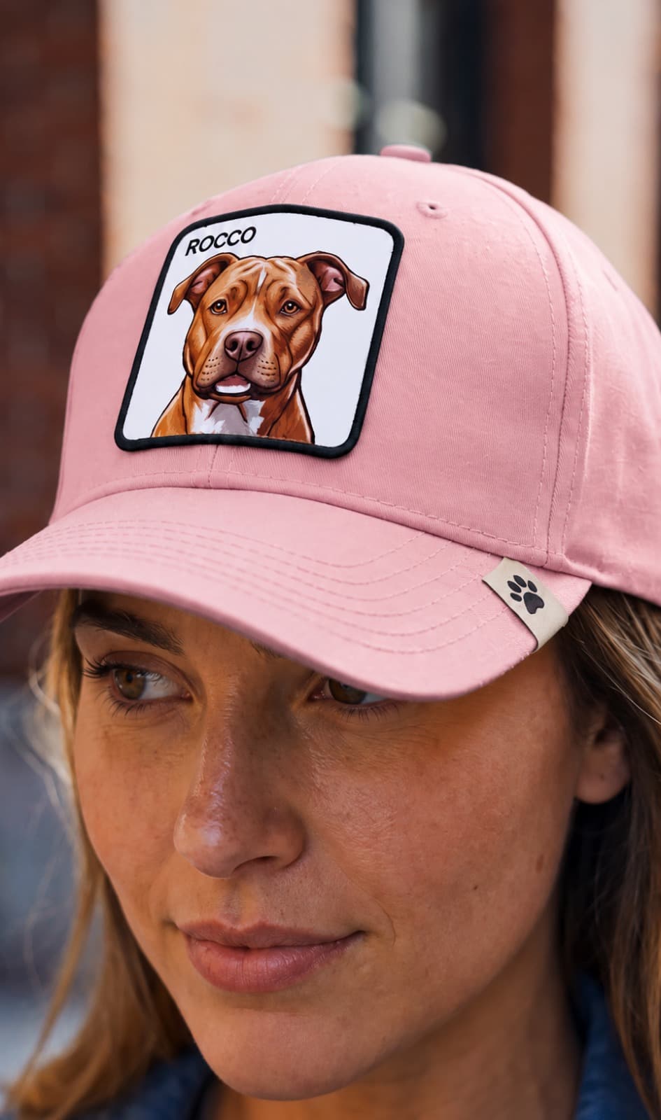 Modelo con gorra Quiéreme 1